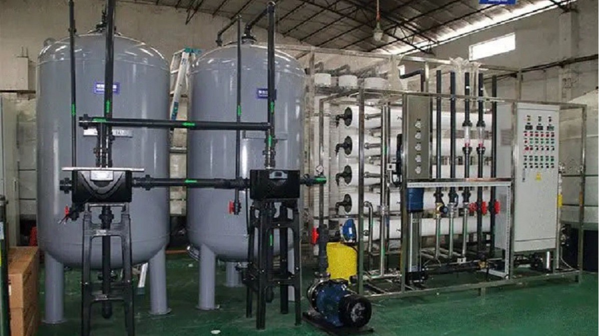 如何通过压力差、运行时间和流量判断软化水设备活性炭过滤器是否需要反洗？