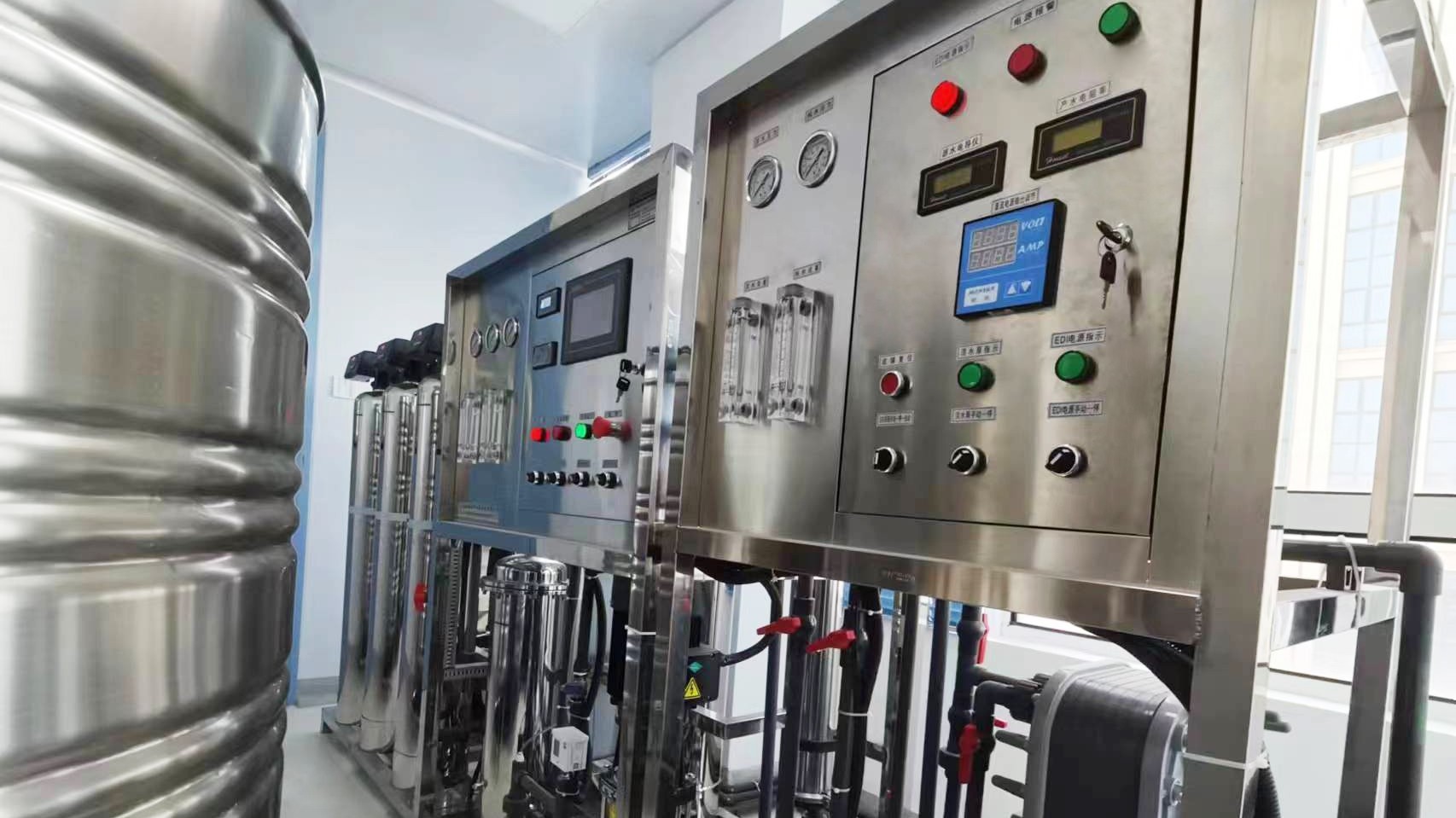 如何判断超纯水设备的预处理系统中的滤芯是否需要更换？