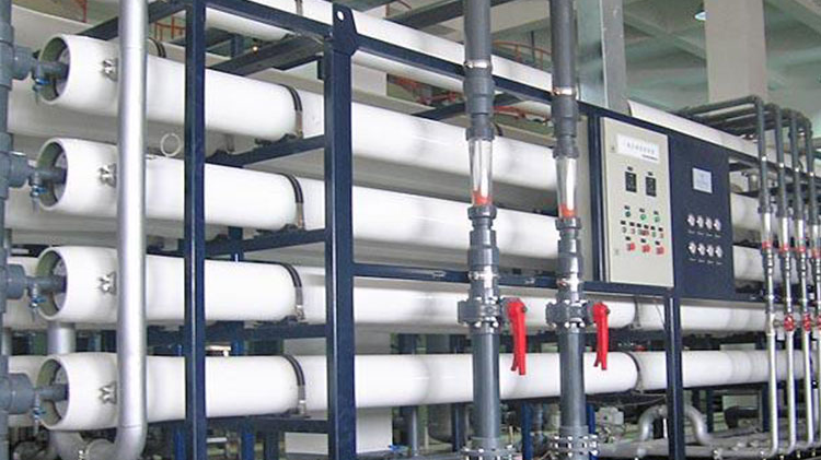 大型反渗透设备膜想耐用？先防污染再科学洗，及时处理护膜效！